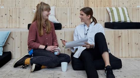 Ilustračná fotografia zobrazujúca pár priateľov, ktorí sa rozprávajú pri káve