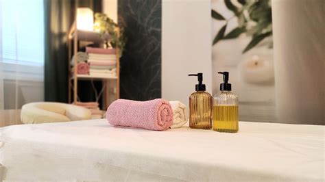 Ilustračná fotografia zobrazujúca relaxačné prostredie s masážnym olejom a sviečkami