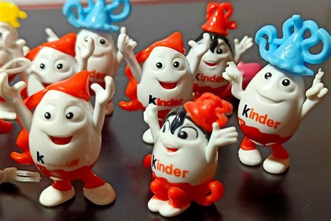 Foto rozbaleného Kinder Surprise vajíčka s hračkou
