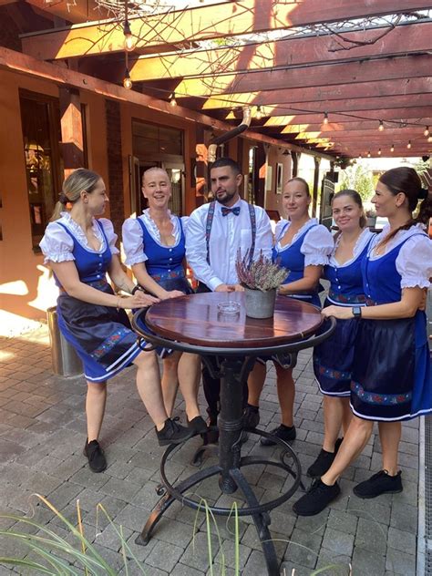 Záhradná párty v plnom prúde s hostami