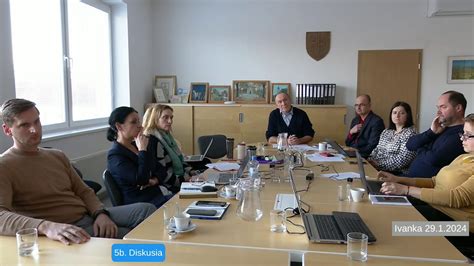 Zasadačka obecného úradu v Dolnej Strede počas rokovania