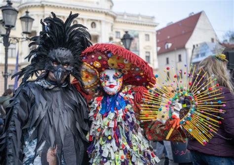 ilustračná schéma fašiangového sprievodu s tradičnými maskami v historických uliciach mesta