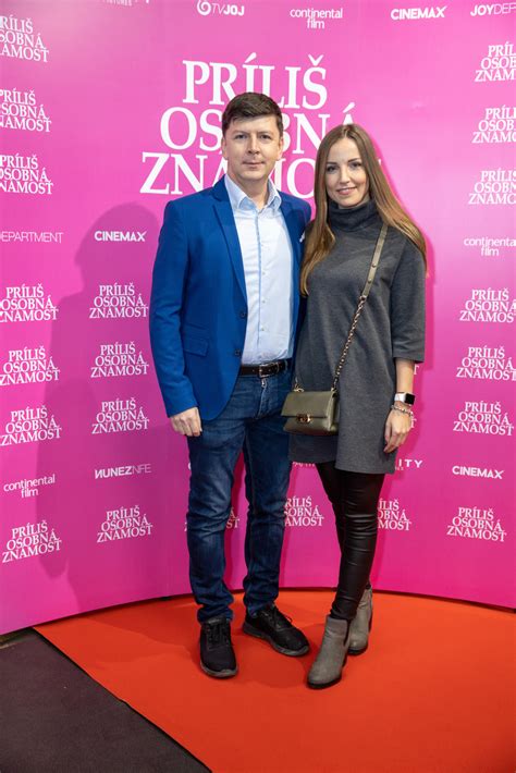 Fotografia Andreja Bičana rozprávajúceho sa s novinármi