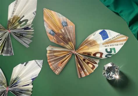 Koláž kreatívnych spôsobov balenia peňazí (napr. torta z bankoviek, origami z peňazí)