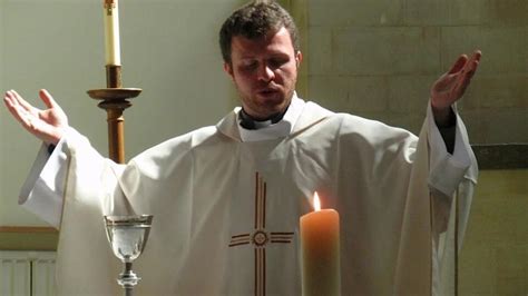 Kňaz krstiaci dieťa svätenou vodou