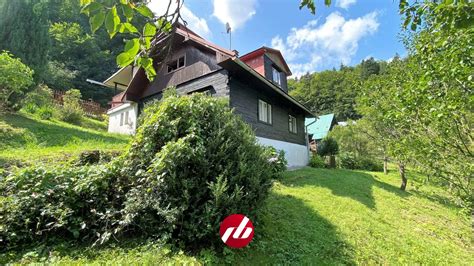 panoramatický pohľad na drevenice v horskom prostredí Terchovej