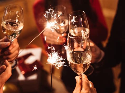 Tematické foto: Šťastné rodiny oslavujúce Silvester s ohňostrojmi a prskavkami.