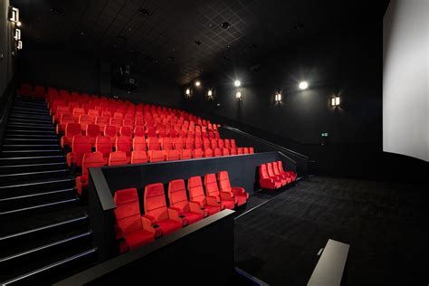 Interiér VIP sály Cinema City Eurovea s polohovateľnými sedadlami a cateringom