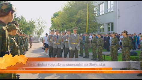 Skupina študentov sledujúcich film v kine