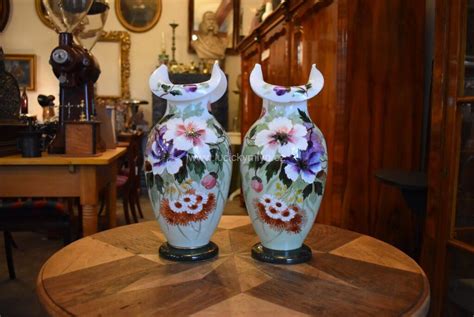 Inšpiratívna koláž vintage svadobných dekorácií: čipka, starožitné vázy, lúčne kvety a jemné pastelové farby.