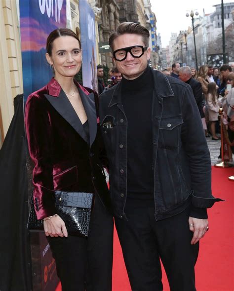 Hostia prichádzajúci na ples po červenom koberci so svetelnými efektmi