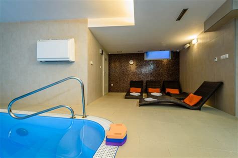 interiér moderného wellness centra s bazénom a ležadlami