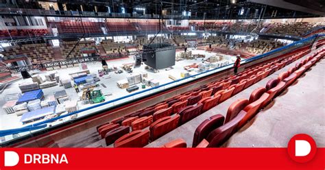Tematické foto VR arény s hrajúcimi sa ľuďmi a moderným interiérom