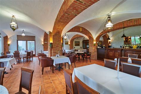 Panoramatický pohľad na penzión St. Petrus Vini s vinohradmi v pozadí, pripomínajúci Toskánsko