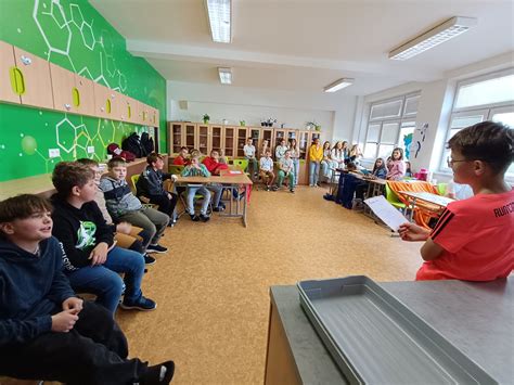 fotografia žiakov počas speváckeho vystúpenia v školskej aule
