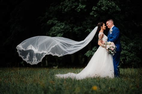Tematická fotografia svadobného chaosu alebo romantickej svadby