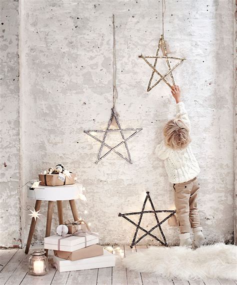 Závesné dekorácie do interiéru: girlandy, vence, papierové hviezdy a fotorámiky s vianočnou tematikou