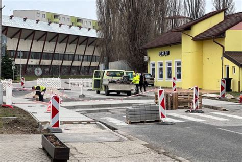 Fotografia autocvičiska v Senici s vozidlami autoškoly