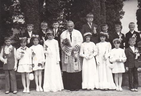 Tematické foto: Dievča v šatách na prvé sväté prijímanie, chlapec v obleku, rodičia v elegantnom oblečení.