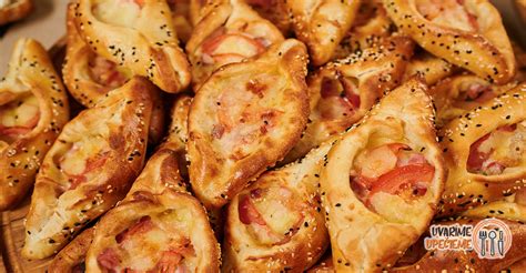 Detailná fotografia upečeného slaninového stromčeka z lístkového cesta