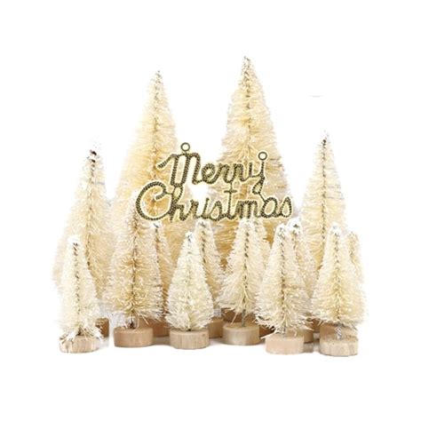 inšpirácia na vianočné dekorácie na stôl - škriatok a miniatúrne stromčeky