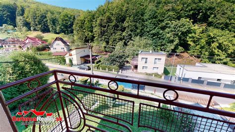 Zimná panoráma kúpeľov Trenčianske Teplice s vianočnou výzdobou