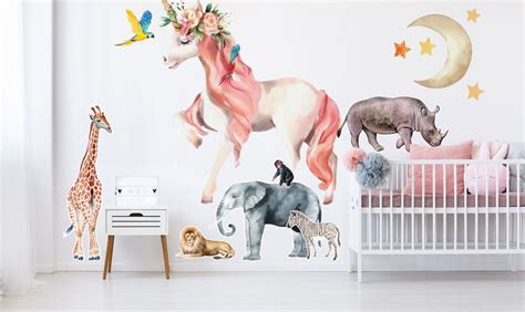 Inšpiratívna koláž detskej izby vyzdobenej rozprávkovými samolepkami na stene