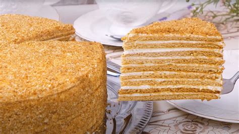 Tradičné ukrajinské pohostenie a medový koláč na stole