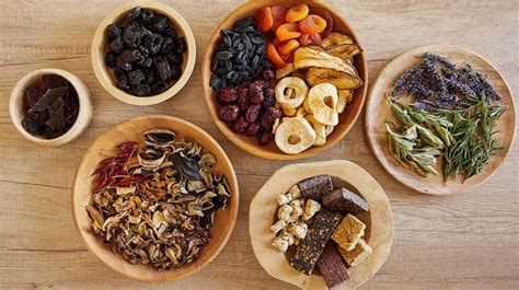 Ilustračná fotografia rôznych druhov čerstvého a sušeného ovocia pripraveného na výrobu adventného venca.