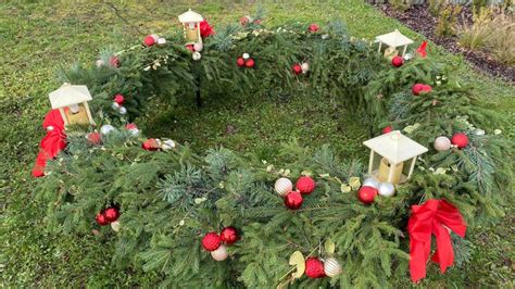 Ukážka jedlého adventného venca z vianočky s ovocnými ozdobami.