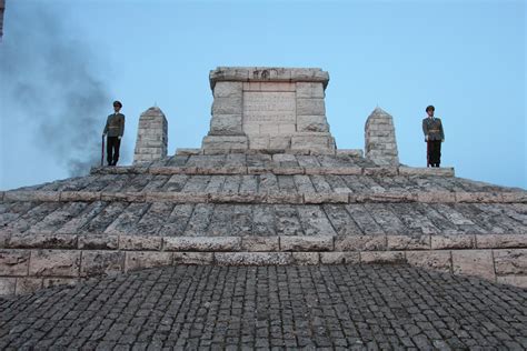 Archívna fotografia mohyly na Bradle počas pietnej spomienky
