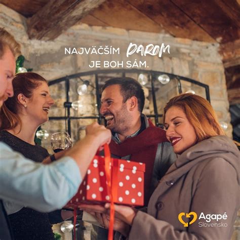 Ilustračná fotografia rôznych ručne vyrobených papierových darčekov, ako sú pohľadnice, záložky a malé krabičky.