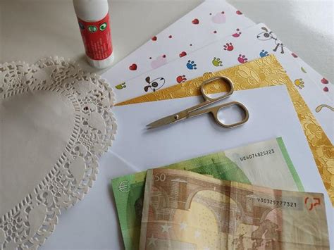 Zobrazenie rôznych druhov papiera a kreatívnych potrieb, ako sú nožnice, lepidlo a fixky.