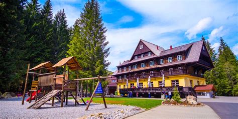Hotel Mikulášska chata s výhľadom na Vrbické pleso