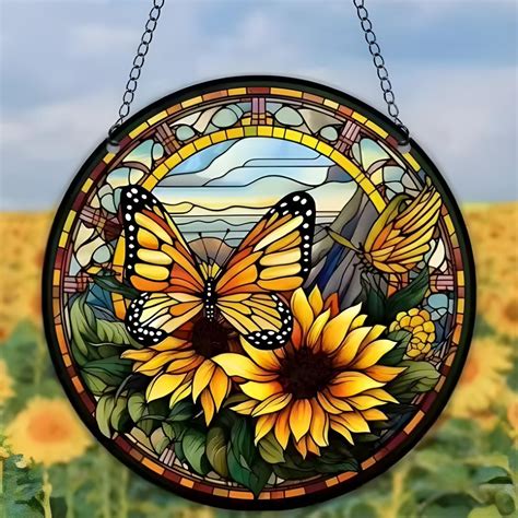 Koláž rôznych letných dekorácií pre triedu: girlandy s motýľmi, obrázky slnka na oknách, plagáty s letným ovocím.