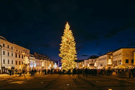 moderný vysvietený vianočný stromček na námestí