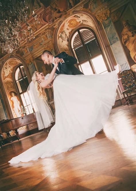 Tematické foto šťastného svadobného páru v príjemnom prostredí