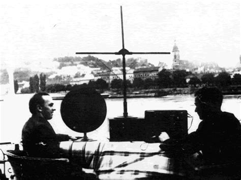 Technici Radiojournalu kontrolujú kvalitu bratislavského vysielania v 20. rokoch 20. storočia