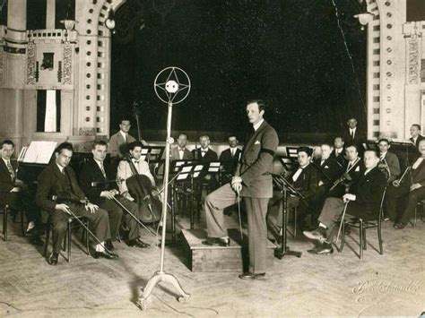 Rozhlasový súbor v roku 1929 s dirigentom Otakarom Paříkom
