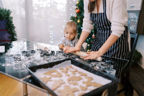Ilustračný obrázok rodiny pri spoločnom pečení vianočných koláčov