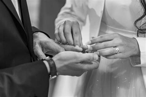 Detail svadobných prsteňov na kvetinovom podklade