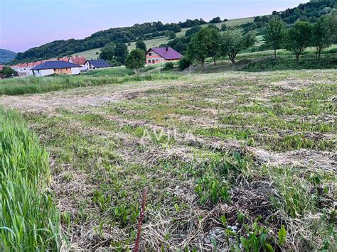 Fotografia gazdovstva alebo farmy v Hornej Súči, ktorá evokuje vidiecku atmosféru.