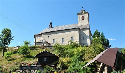 Záber na historický gotický Kostol Všetkých svätých v Ludrovej situovaný v otvorenej krajine