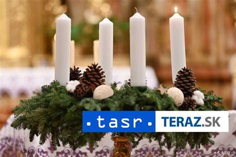Tematické foto adventného venca s horiacimi sviečkami