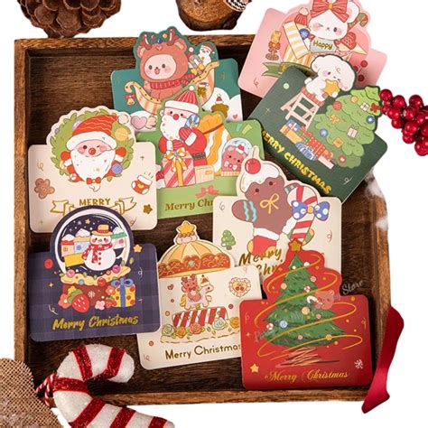 Ilustrácia rôznych vianočných tapiet s motívmi ako snehuliak, stromček a Santa Claus