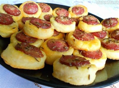 Ukážka jedlej kytice so syrom a klobásou