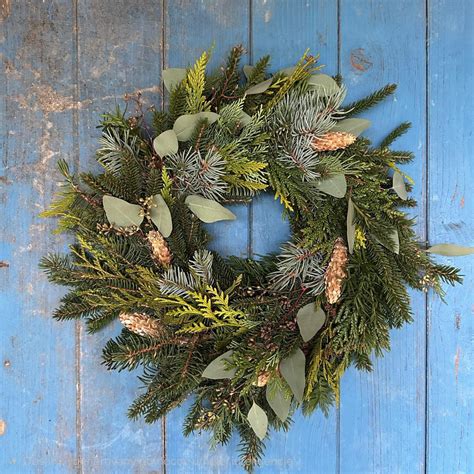 Ručne vyrobený vianočný veniec zo sušeného ovocia a čečiny