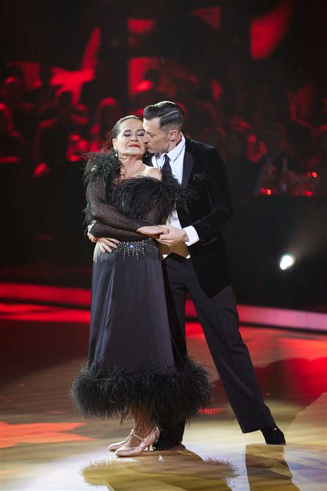 inšpiratívna fotografia šťastného novomanželského páru pri prvom tanci na parkete