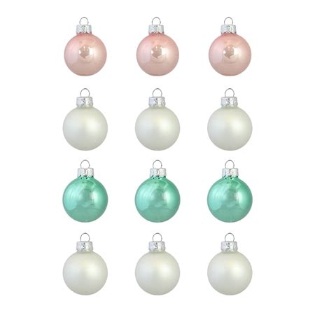 Koláž vianočných ozdôb v zemitých a metalických farbách