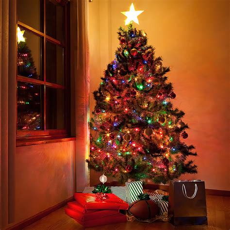 Fotografia vianočnej výzdoby interiéru s dôrazom na hlavnú farbu a svetielka